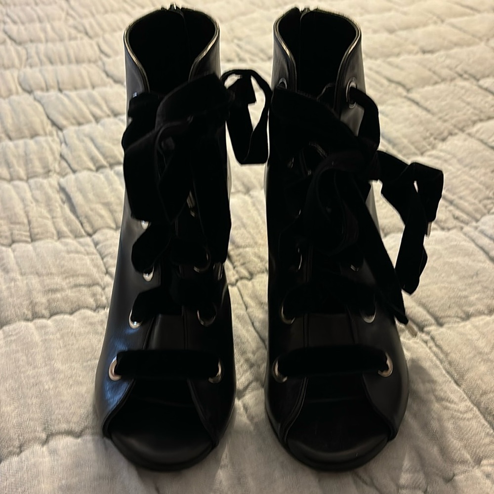Axel brand peep toe bootie size 6